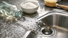 Jedlá sóda a ocot pri čistení: kedy fungujú a kedy je to len pena