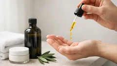 Olivový olej v kozmetike: 5 spôsobov, ako ho používať na pleť aj vlasy bez chýb