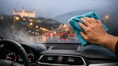 Zahmlené okná v aute: prečo vznikajú a ako ich rýchlo odhmlíte aj bez klimatizácie