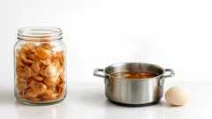 Cibuľové šupky nevyhadzujte: 7 spôsobov, ako ich využiť v kuchyni aj doma