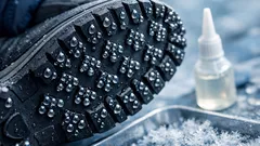 Domáci trik proti šmyku: sekundové lepidlo zlepší podrážku na ľade a snehu