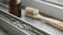 Ako vyčistiť koľajničky okien peroxidom vodíka: rýchly postup bez drhnutia