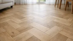 Laminát v rybej kosti je trend 2026: prečo nahrádza klasickú plávajúcu podlahu