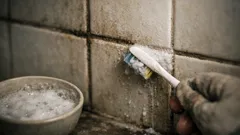 Jedlá sóda a peroxid vodíka: lacná pasta, ktorá rozžiari škáry aj dlaždice