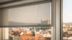 Solárne rolety namiesto závesov: ako získať viac svetla aj súkromia v obývačke